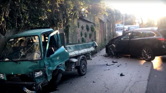 Scontro frontale a Perugia, motofurgone contro auto a Casaglia