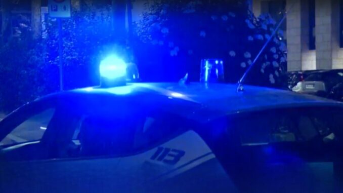 Vede la Vede la Polizia Stato e si nasconde sotto una coperta nell’auto che aveva rubato