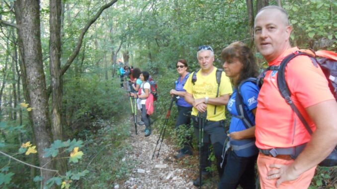 Escursionisti in protesta, zaini e scarponi contro invasione motori