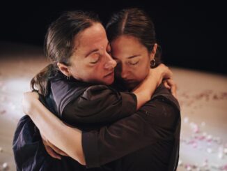 La performer e autrice Chiara Bersani in scena al Morlacchi