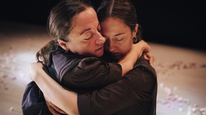 La performer e autrice Chiara Bersani in scena al Morlacchi
