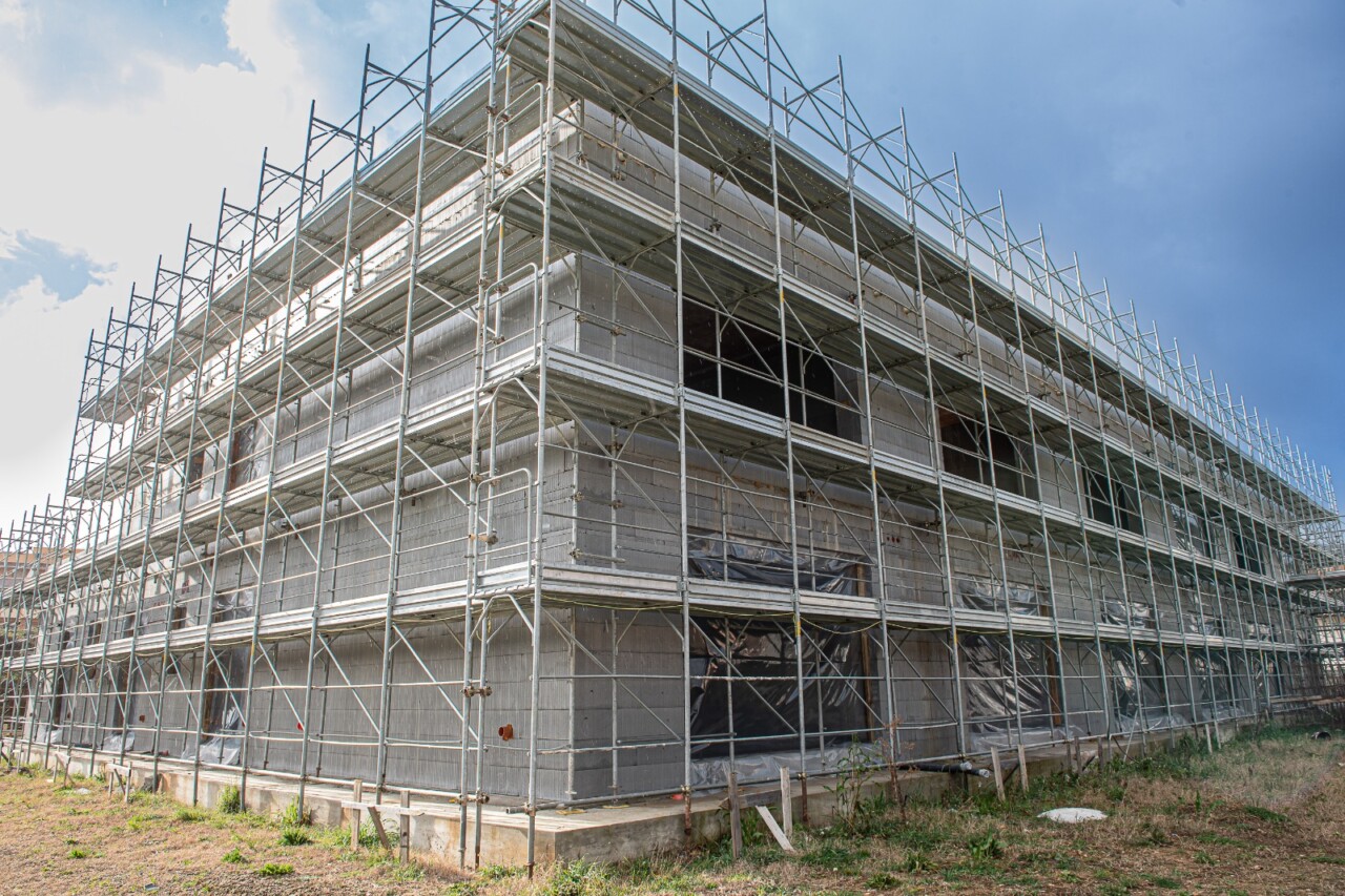 Sopralluogo al cantiere della nuova scuola di Ponte Pattoli Si è svolto oggi un sopralluogo del sindaco del Comune di Perugia, Andrea Romizi, del vicesindaco Gianluca Tuteri e della dirigente dell’Unità operativa Edilizia scolastica, Monia Benincasa, presso la nuova scuola in costruzione a Ponte Pattoli.