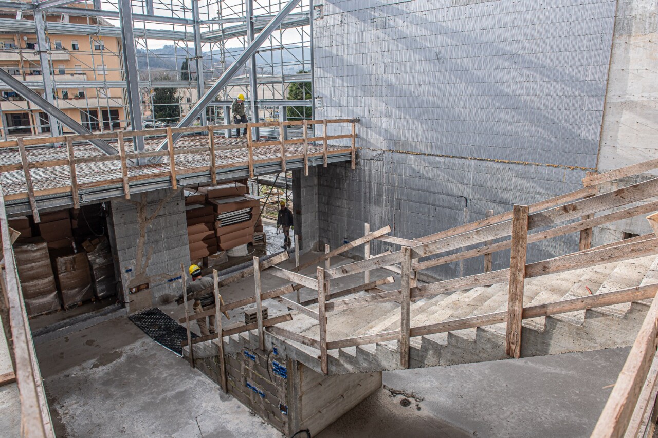 Sopralluogo al cantiere della nuova scuola di Ponte Pattoli Si è svolto oggi un sopralluogo del sindaco del Comune di Perugia, Andrea Romizi, del vicesindaco Gianluca Tuteri e della dirigente dell’Unità operativa Edilizia scolastica, Monia Benincasa, presso la nuova scuola in costruzione a Ponte Pattoli.