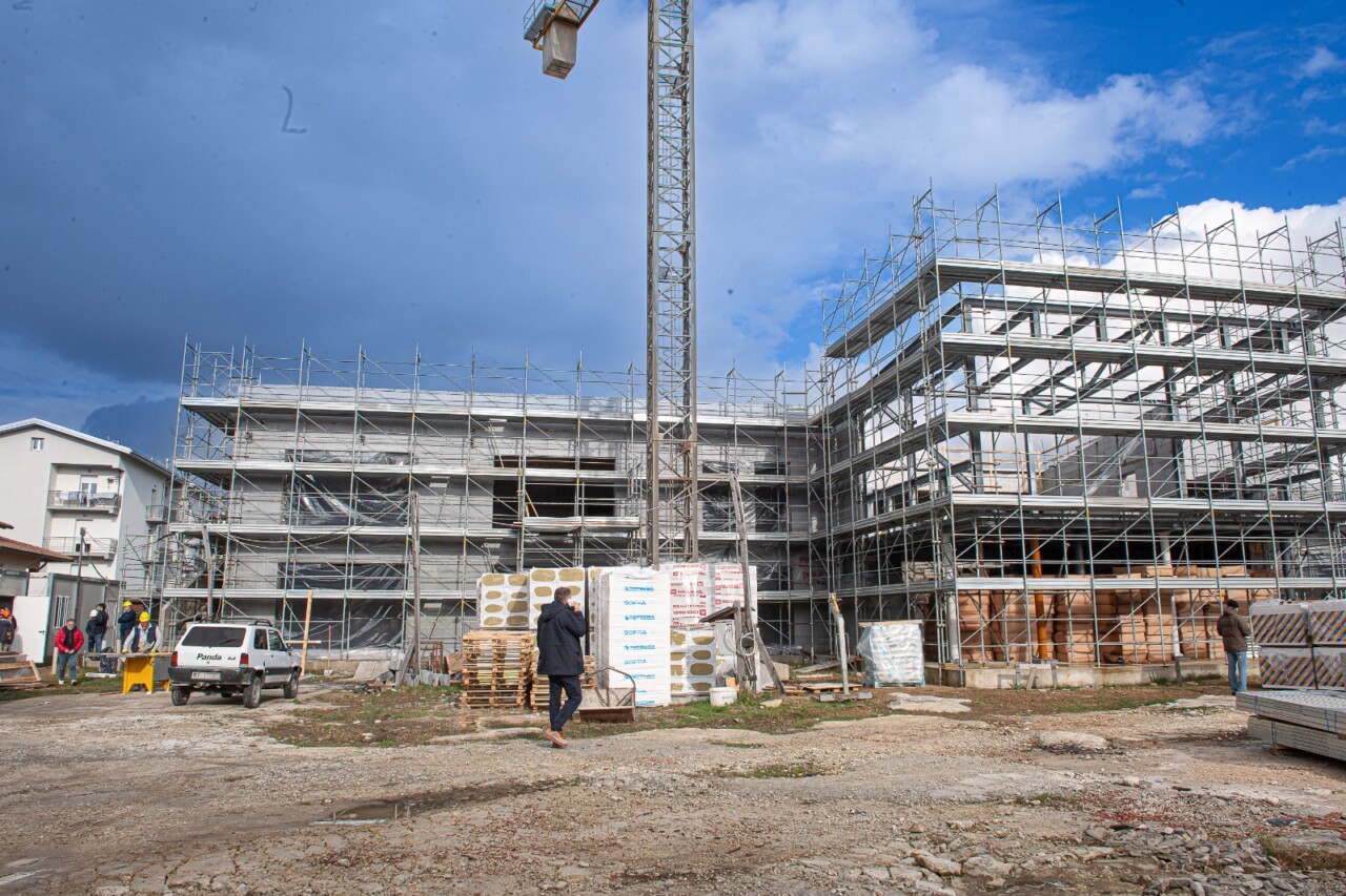 Sopralluogo al cantiere della nuova scuola di Ponte Pattoli Si è svolto oggi un sopralluogo del sindaco del Comune di Perugia, Andrea Romizi, del vicesindaco Gianluca Tuteri e della dirigente dell’Unità operativa Edilizia scolastica, Monia Benincasa, presso la nuova scuola in costruzione a Ponte Pattoli.