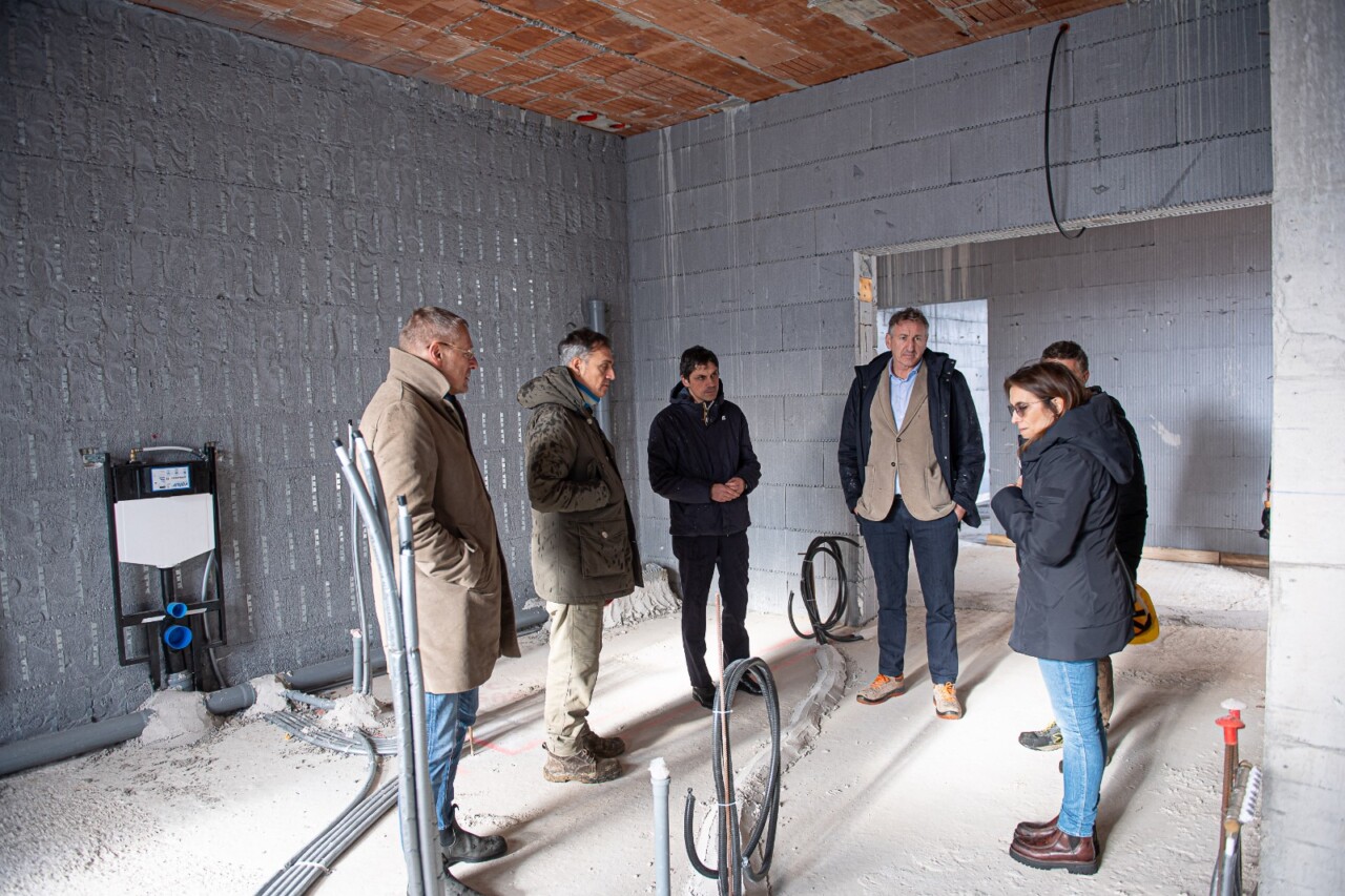 Sopralluogo al cantiere della nuova scuola di Ponte Pattoli Si è svolto oggi un sopralluogo del sindaco del Comune di Perugia, Andrea Romizi, del vicesindaco Gianluca Tuteri e della dirigente dell’Unità operativa Edilizia scolastica, Monia Benincasa, presso la nuova scuola in costruzione a Ponte Pattoli.