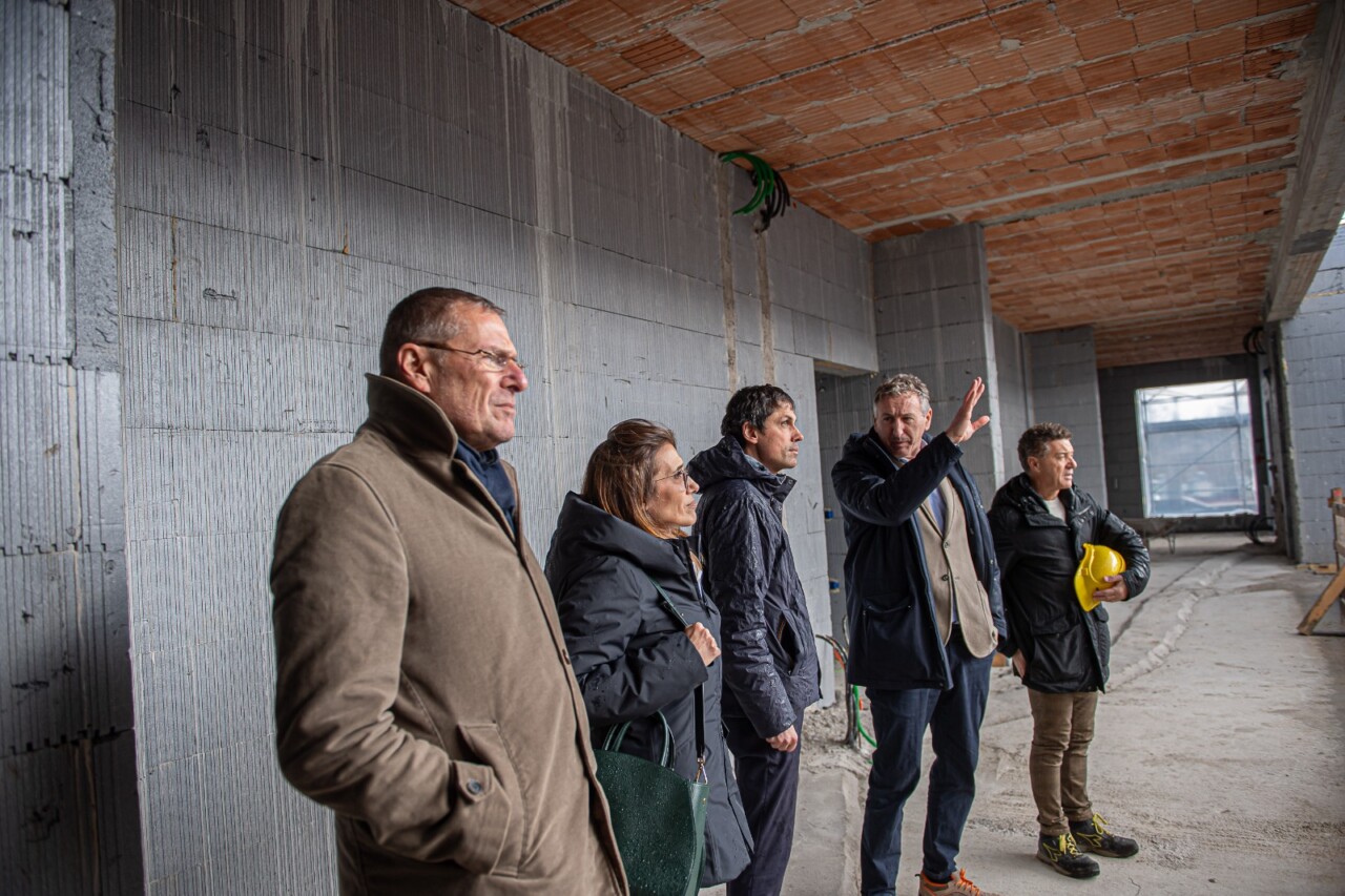 Sopralluogo al cantiere della nuova scuola di Ponte Pattoli Si è svolto oggi un sopralluogo del sindaco del Comune di Perugia, Andrea Romizi, del vicesindaco Gianluca Tuteri e della dirigente dell’Unità operativa Edilizia scolastica, Monia Benincasa, presso la nuova scuola in costruzione a Ponte Pattoli.