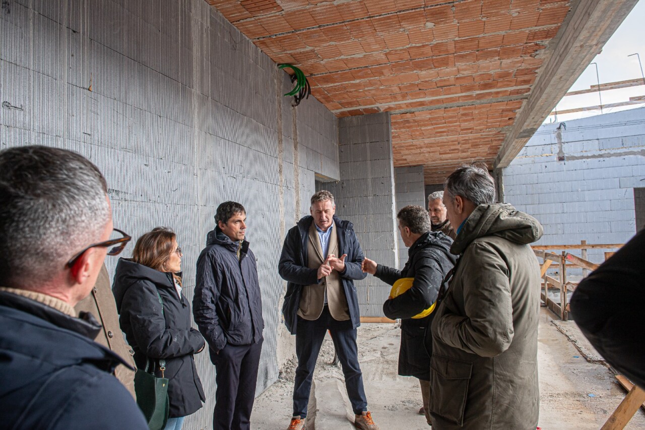 Sopralluogo al cantiere della nuova scuola di Ponte Pattoli Si è svolto oggi un sopralluogo del sindaco del Comune di Perugia, Andrea Romizi, del vicesindaco Gianluca Tuteri e della dirigente dell’Unità operativa Edilizia scolastica, Monia Benincasa, presso la nuova scuola in costruzione a Ponte Pattoli.