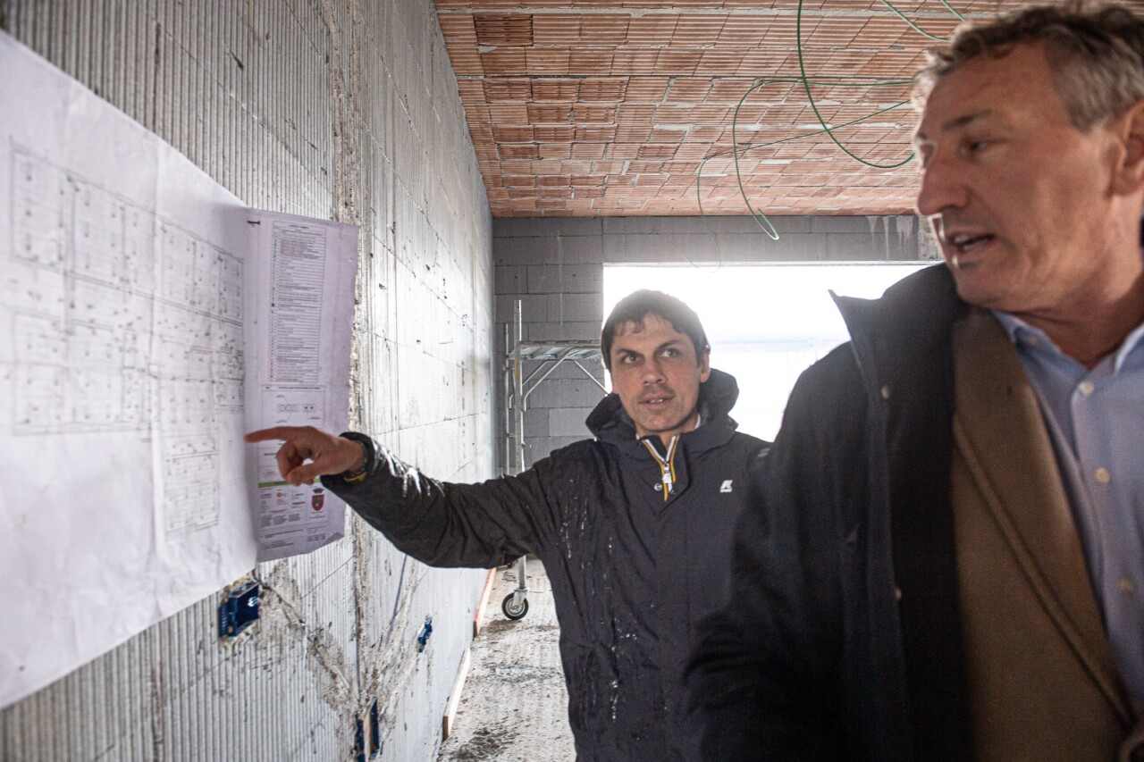 Sopralluogo al cantiere della nuova scuola di Ponte Pattoli Si è svolto oggi un sopralluogo del sindaco del Comune di Perugia, Andrea Romizi, del vicesindaco Gianluca Tuteri e della dirigente dell’Unità operativa Edilizia scolastica, Monia Benincasa, presso la nuova scuola in costruzione a Ponte Pattoli.