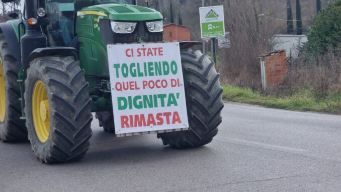 Non si ferma la protesta dei trattori in Umbria, ora si marcia dentro Ponte San Giovanni