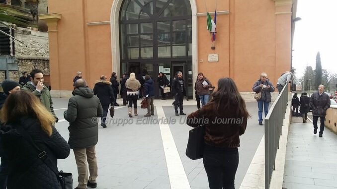 Ex segretaria accusata di stalking e danneggiamento, processata