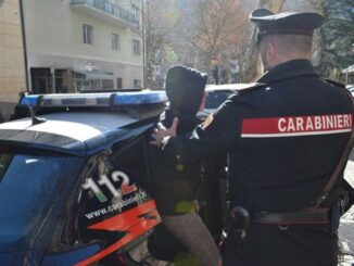 Litiga con la ex e aggredisce i carabinieri, arrestato 28enne
