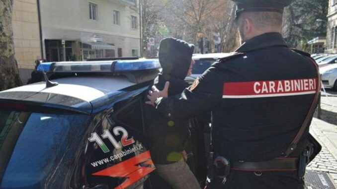 Litiga con la ex e aggredisce i carabinieri, arrestato 28enne