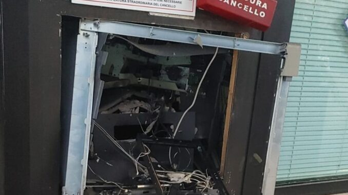 Boato nella notte e fanno esplodere il bancomat, furto di 14mila euro