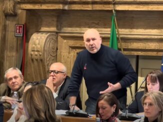 Cacciati cittadini da consiglio comunale, Bandecchi patetica commedia