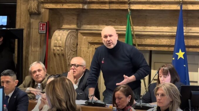 Cacciati cittadini da consiglio comunale, Bandecchi patetica commedia