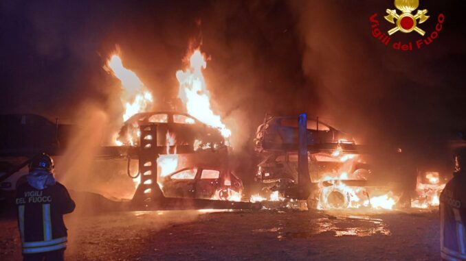 Incendio bisarca in un’area di sosta a Fabbro, danni ingenti e ustioni all'autista