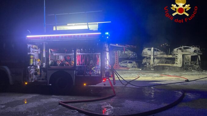 Incendio bisarca in un’area di sosta a Fabbro, danni ingenti e ustioni all'autista