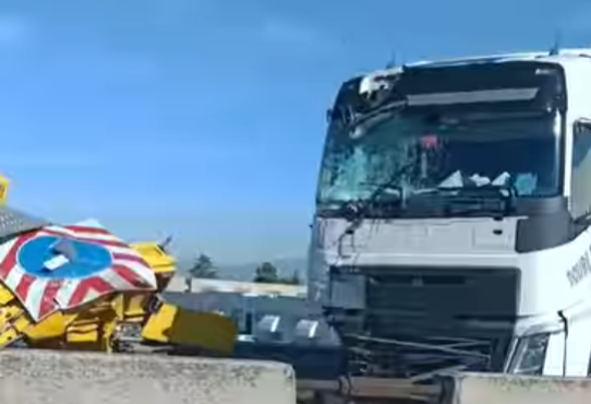 Mezzo pesante colpisce freccia dei lavori in corso, tutto bloccato