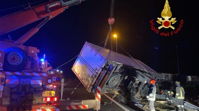 Si ribalta Tir lungo la Strata Statale 77 VAR, autogrù sul posto