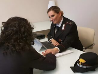 Donna di 38 anni trova il coraggio di denunciare il compagno violento