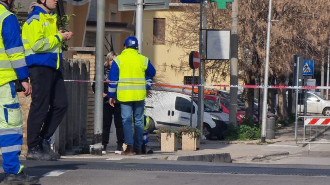 Circolazione ferroviaria sospesa a Bastia Umbra, cavo tranciato da un camion