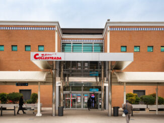 Il Centro Commerciale Collestrada propone una serie di iniziative per la Pasqua. Il programma prevede attività per bambini, degustazioni e una promozione riservata ai clienti. Domenica 13 aprile, spazio ai più piccoli con l’evento "Little Chef", in cui potranno cimentarsi nella preparazione di dolci. L’incontro sarà guidato da Madalina Pometescu, pasticciera e food blogger. Dal 14 al 18 aprile, torna la promozione "GIMME TWENTY". I clienti che presenteranno almeno due scontrini di acquisti effettuati in negozi diversi per un importo minimo di 100 euro, riceveranno una gift card da 20 euro. L'iniziativa sarà attiva dalle 16:00 alle 21:00. Il regolamento completo è disponibile sul sito ufficiale. Sabato 19 aprile, dalle 17:00 alle 19:00, si terrà una degustazione gratuita di torta di Pasqua umbra con capocollo. Il Centro Commerciale Collestrada offre così un programma pensato per famiglie e visitatori, unendo tradizione, intrattenimento e shopping.