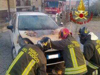 Panico in città, a Gubbio via Corta, per incendio auto a metano