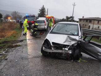 Dinamica dello scontro frontale lungo la Eugubina a Piccione, due morti