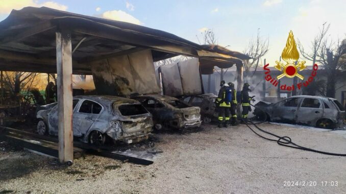 Tragedia sfiorata a Bastia Umbra, a fuoco quattro auto in azienda