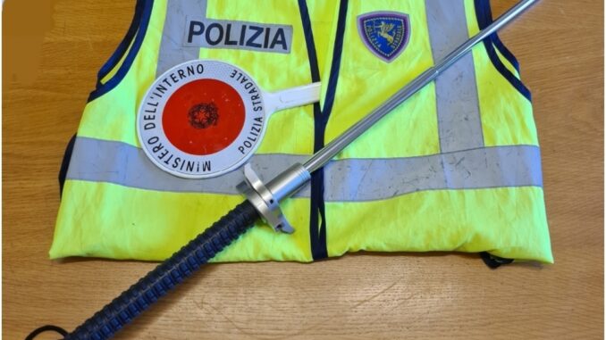 Aveva con sé manganello telescopico, denunciato straniero