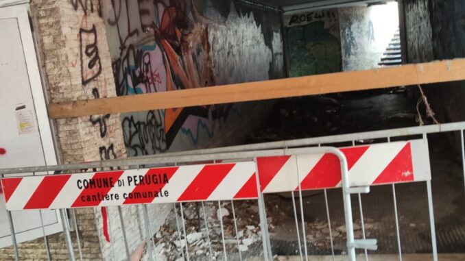 Sottopasso Monteluce completamente abbandonato e transennato, rischio pedoni