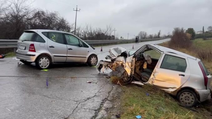 Scontro frontale tra auto sulla SR 298, due morti e ferito
