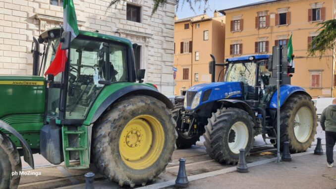 Agricoltori in piazza a Perugia: "La misura è colma, viviamo in condizioni disastrose"