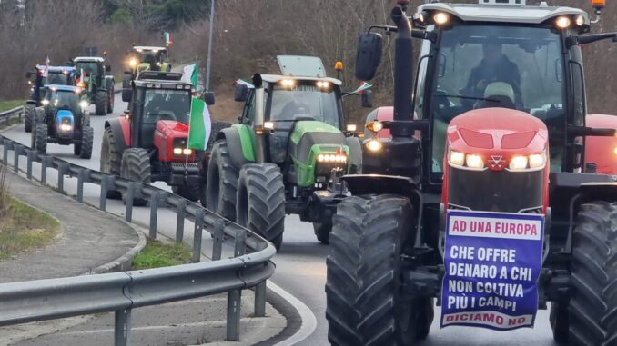 Non si ferma la protesta dei trattori in Umbria, ora si marcia dentro Ponte San Giovanni