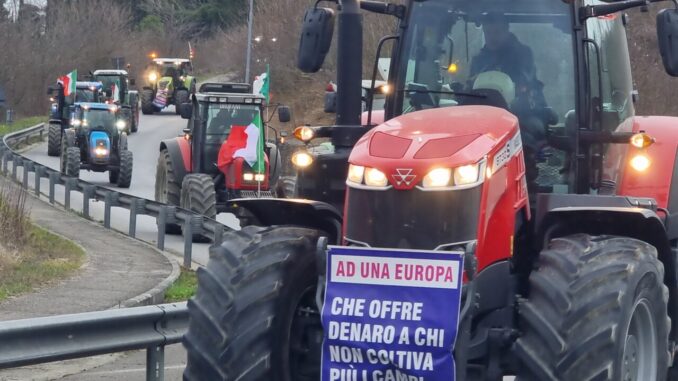 Agricoltori in protesta rilanciano la mobilitazione del 19 gennaio
