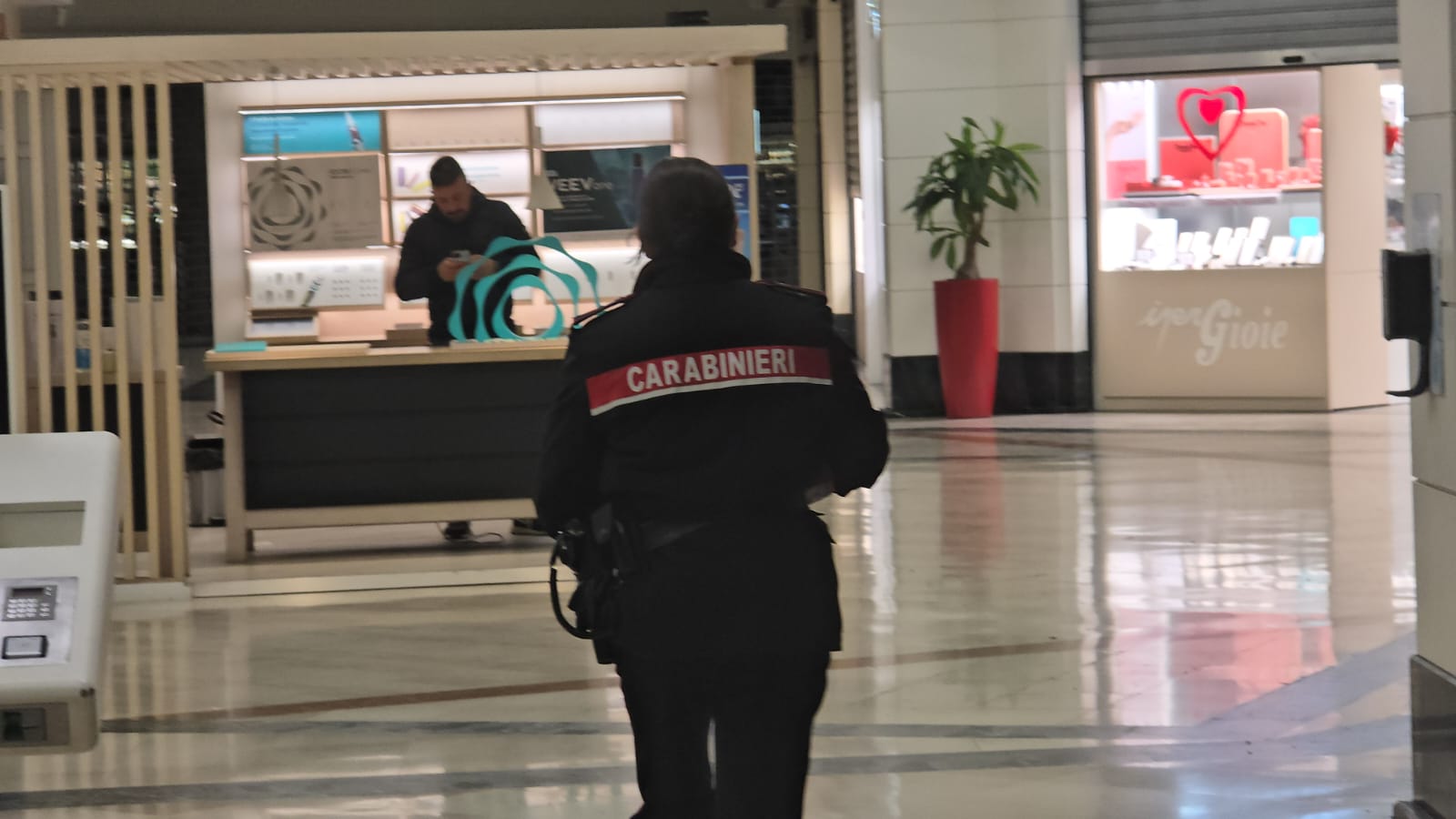 Rapina gioielleria Ipergioie a Collestrada, erano armati di pistola, bottino 50mila euro