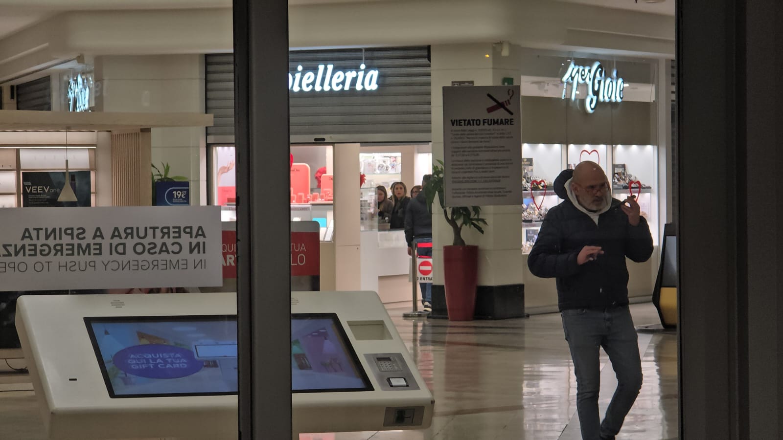 Rapina gioielleria Ipergioie a Collestrada, erano armati di pistola, bottino ingente