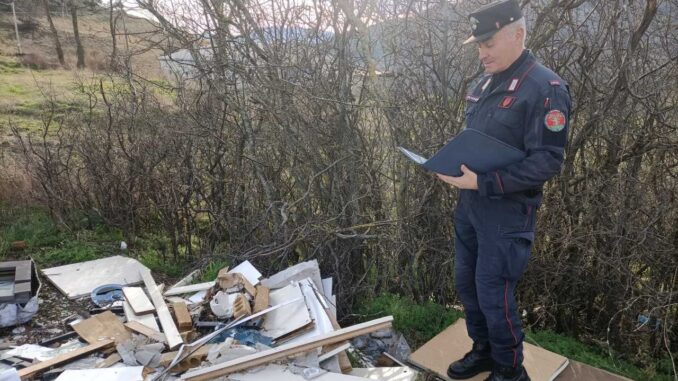 Denunciato imprenditore edile, 200 sacchi neri di rifiuti abbandonati