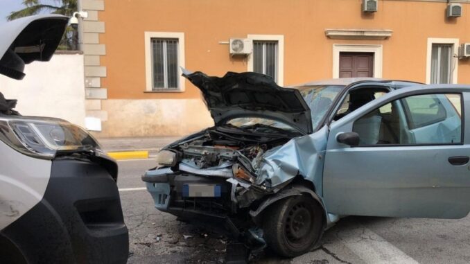 Due feriti in viale Brin Terni, scontro frontale tra auto e furgone