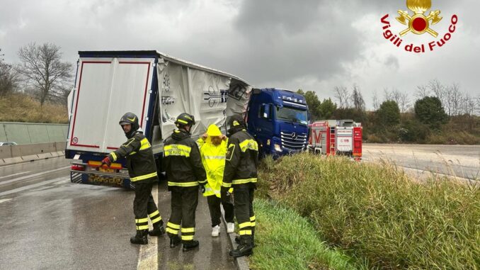 Incidente sul RATO un autoarticolato sbanda e si mette di traverso