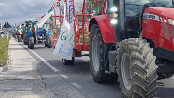 Protesta dei trattori, in marcia fino alla zona industriale di Ponte San Giovanni