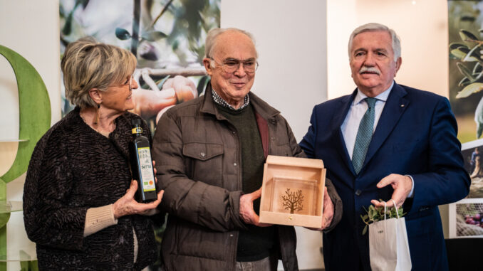 Tredici gli Oli Dop 1° premio Oro Verde dell’Umbria per l’Olio Evo Dop Umbria Frantoio Batta Giovanni premiato da Giorgio Mencaroni pres. Cam Commercio dell’Umbria