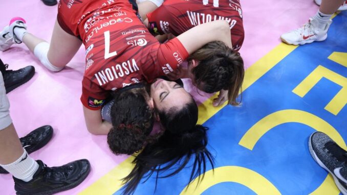 Perugia in festA! La Bartoccini Fortinfissi sbanca Cremona e centra la promozione