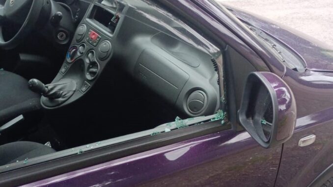Atti vandalici a Ferro di Cavallo, danneggiate diverse auto in via Gregorovius
