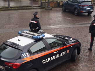 65enne denunciato, minaccia condomini con una pistola scacciacani
