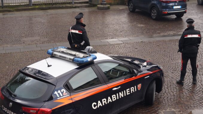 65enne denunciato, minaccia condomini con una pistola scacciacani