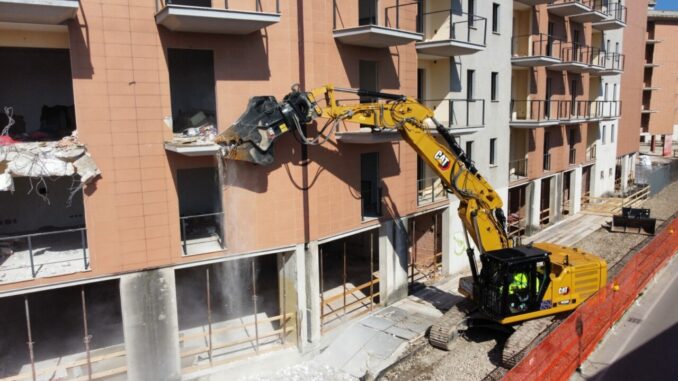 Cominciata la demolizione dell’ecomostro di Ponte San Giovanni