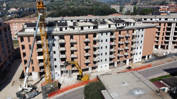 Cominciata la demolizione dell’ecomostro di Ponte San Giovanni
