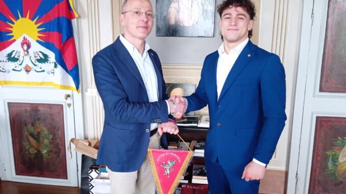 L'assessore Varasano ricevuto il campione MMA Federico RotoniL'assessore Varasano ricevuto il campione MMA Federico Rotoni