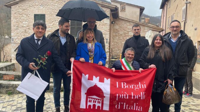 Rasiglia è ‘Borgo Ospite’, consegnata la bandiera dell’associazione “I Borghi più Belli d’Italia”